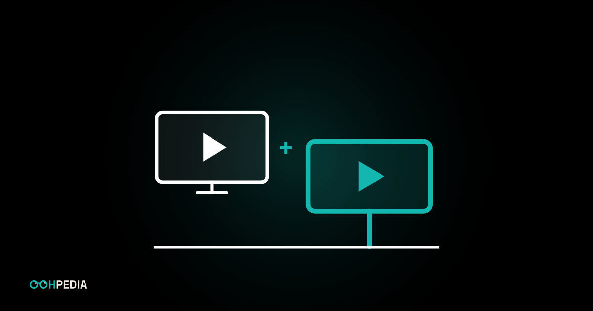 Fernseher und digitaler Screen im Querformat mit demselben Play-Symbol