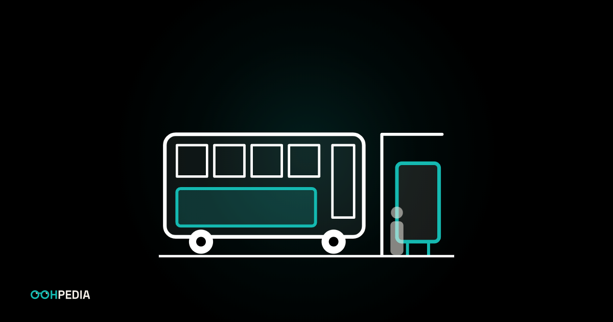 Bus mit Werbefläche an der Seite neben einer Haltestelle mit City-Light-Poster