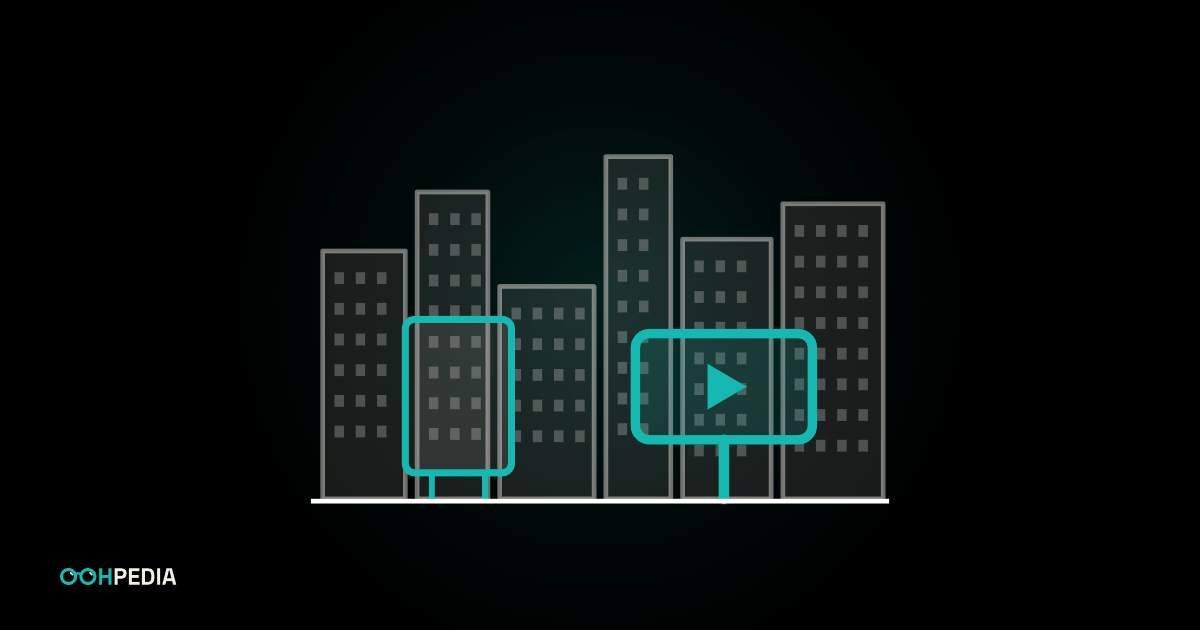 Großstadt-Skyline mit City-Light-Poster und digitalem Screen