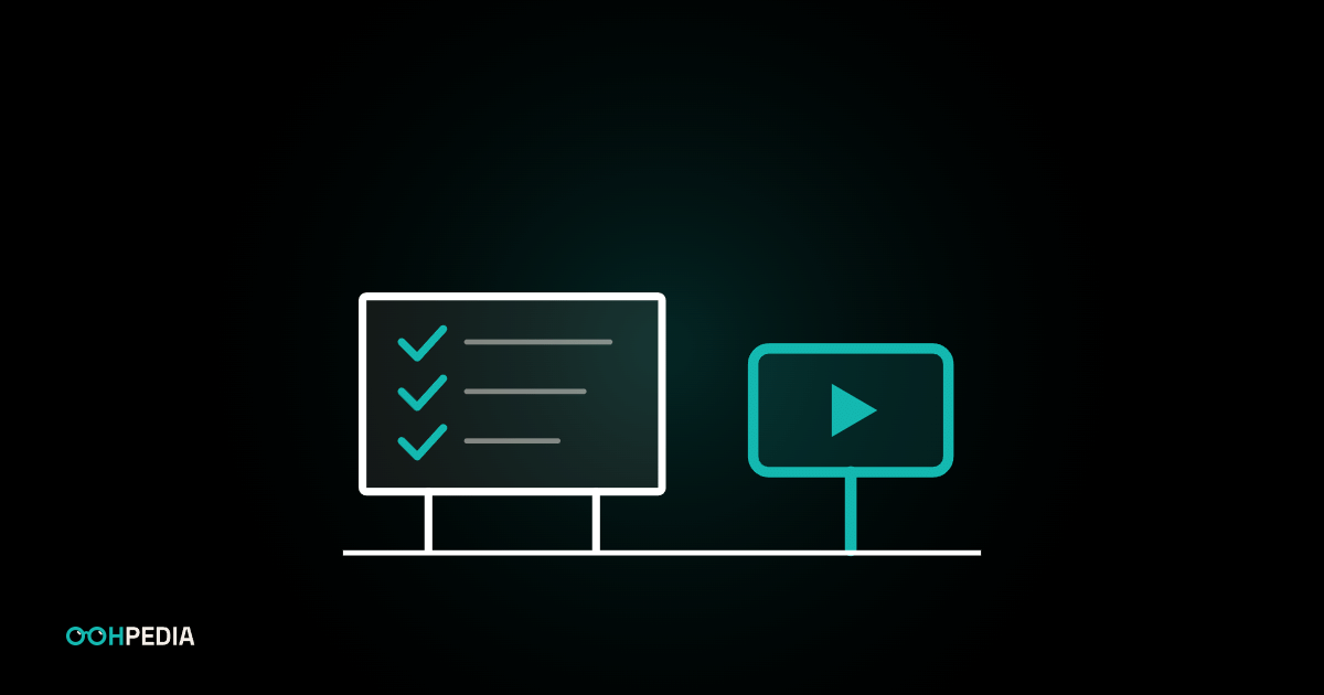 Checkliste neben einer Großfläche und einem digitalen Screen